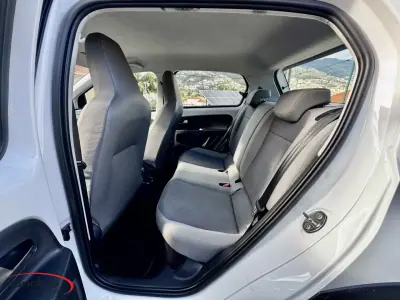 Volkswagen Cross Up! 2014 - 9950 EUR, 112304 km - AUTO.MOTO.pt - 112304km - foto 5 de 18