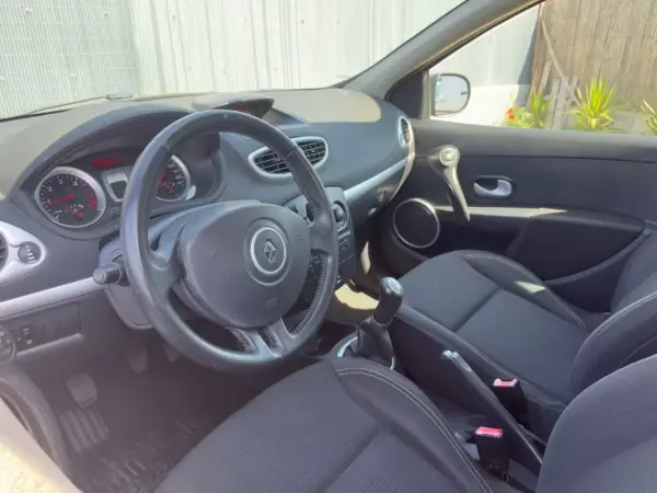 Renault Clio 2011 - 6450 EUR, 160000 km - AUTO.MOTO.pt - 160000km - foto 4 de 13