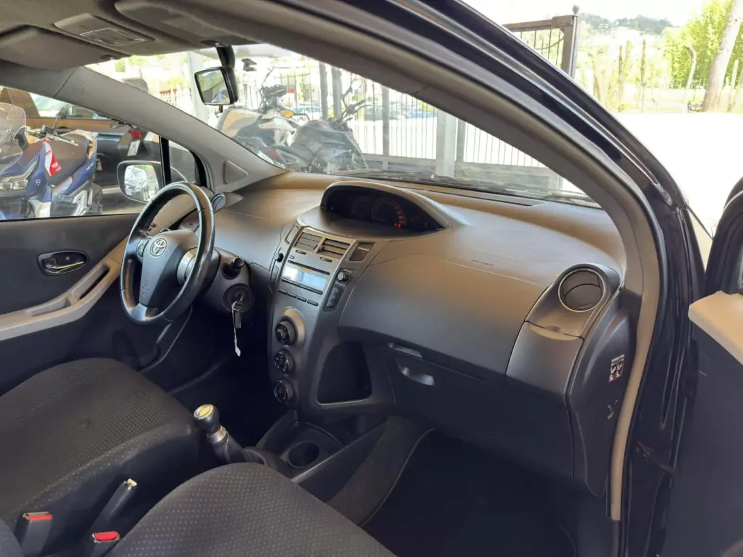 Toyota Yaris 2010 - 5500 EUR, 207295 km - AUTO.MOTO.pt - 207295km - foto 25 de 26