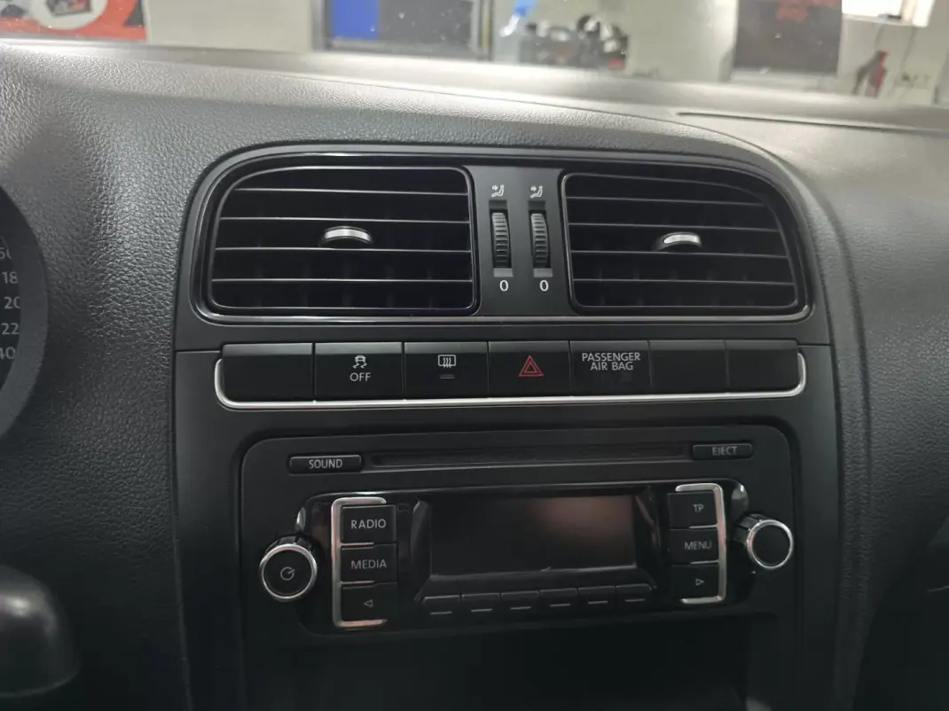 VW Polo 1.2 TDi Van 2013 - 5750 EUR, 269000 km - AUTO.MOTO.pt - 269000km - foto 12 de 17