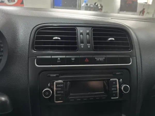 VW Polo 1.2 TDi Van 2013 - 5750 EUR, 269000 km - AUTO.MOTO.pt - 269000km - foto 12 de 17