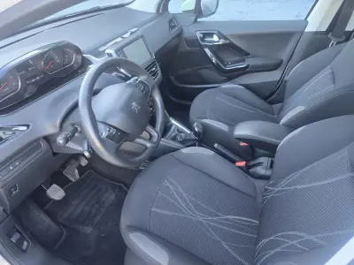 Peugeot 208 2014 - 7250 EUR, 157000 km - 157000km - foto 8 de 23