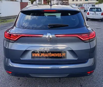 Renault Mégane 2022 - 14990 EUR, 112100 km - AUTO.MOTO.pt - 112100km - foto 8 de 17