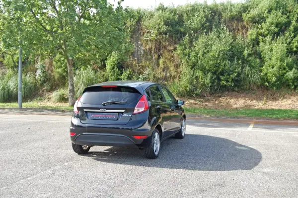 Ford Fiesta 2015 - 7490 EUR, 204000 km - AUTO.MOTO.pt - 204000km - foto 4 de 10