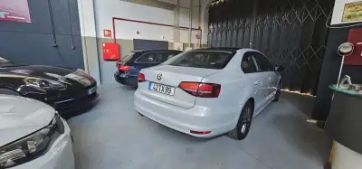 Volkswagen Jetta 2017 - 8990 EUR, 260000 km - AUTO.MOTO.pt - 260000km - foto 34 de 56