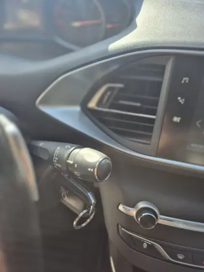 Peugeot 308 SW 2018 - 10500 EUR, 261000 km - 261000km - foto 17 de 38