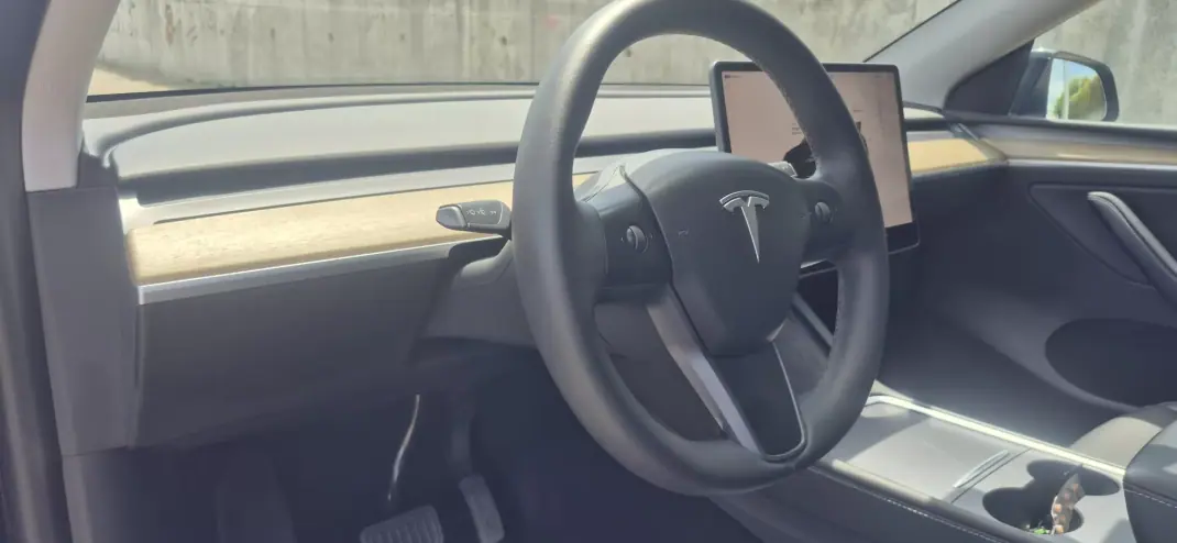 Tesla Model Y 2023 - 35900 EUR, 65000 km - 65000km - foto 8 de 18
