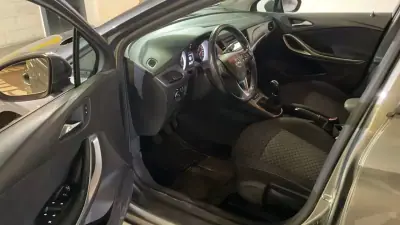 Opel Astra Sports Tourer 2018 - 7990 EUR, 234500 km - AUTO.MOTO.pt - 234500km - foto 6 de 9