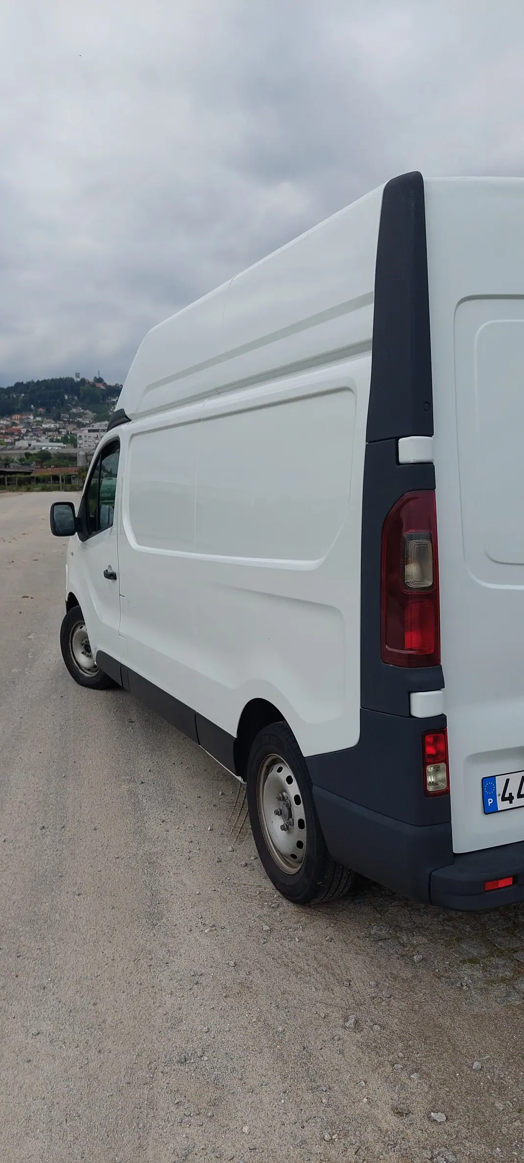 Renault Trafic 2018 - 14750 EUR, 190500 km - AUTO.MOTO.pt - 190500km - foto 4 de 13