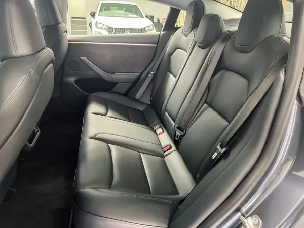 Tesla Model 3 2023 - 36900 EUR, 116000 km - AUTO.MOTO.pt - 116000km - foto 10 de 20