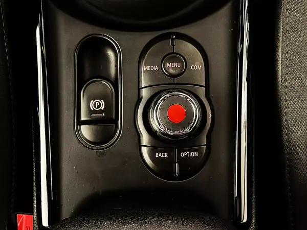 MINI Clubman 2019 - 18500 EUR, 43000 km - AUTO.MOTO.pt - 43000km - foto 30 de 35