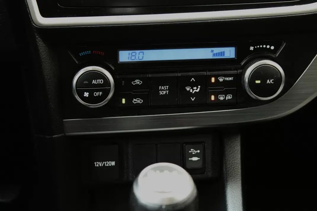 Toyota Auris 2012 - 11500 EUR, 179433 km - AUTO.MOTO.pt - 179433km - foto 25 de 34