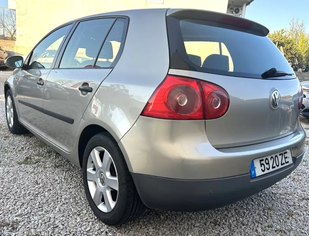 Volkswagen Golf 2004 - 4990 EUR, 228700 km - AUTO.MOTO.pt - 228700km - foto 4 de 11