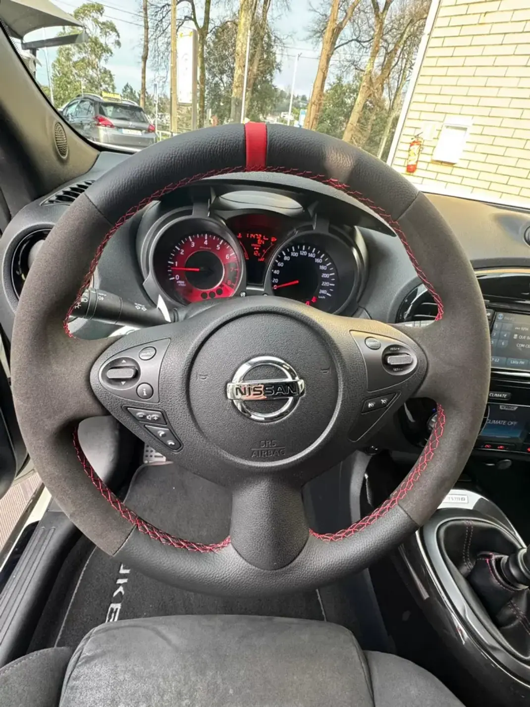 Nissan Juke 2014 - 16700 EUR, 114700 km - AUTO.MOTO.pt - 114700km - foto 9 de 13