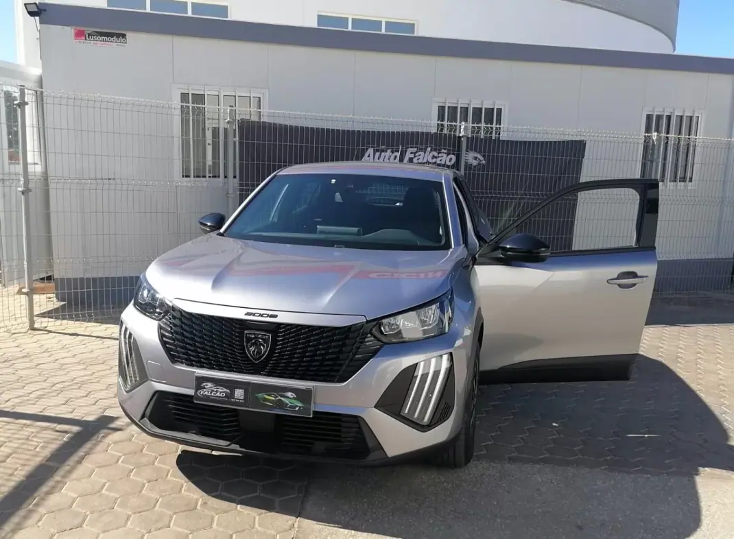 Peugeot 2008 2025 - 21900 EUR, 23898 km - 23898km - foto 2 de 17