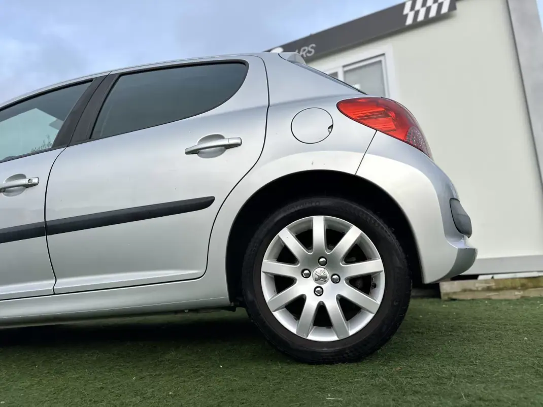 Peugeot 207 2007 - 5990 EUR, 181000 km - AUTO.MOTO.pt - 181000km - foto 7 de 26