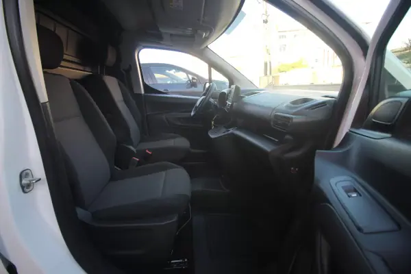 Toyota Proace Verso Electric 2022 - 22750 EUR, 52000 km - AUTO.MOTO.pt - 52000km - foto 18 de 28