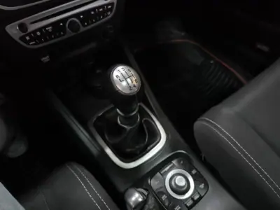 Renault Mégane Coupe 2011 - 7490 EUR, 258000 km - AUTO.MOTO.pt - 258000km - foto 10 de 20