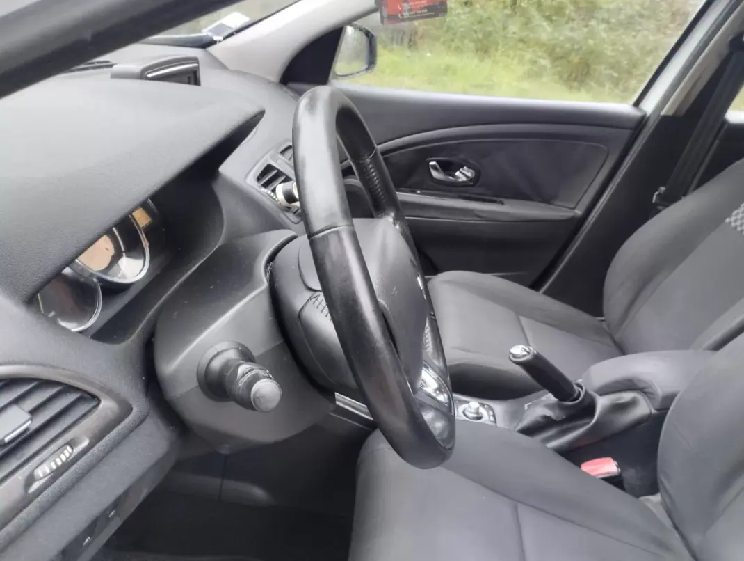 Renault Mégane 2013 - 3750 EUR, 320000 km - AUTO.MOTO.pt - 320000km - foto 16 de 27