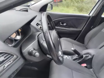 Renault Mégane 2013 - 3750 EUR, 320000 km - AUTO.MOTO.pt - 320000km - foto 16 de 27