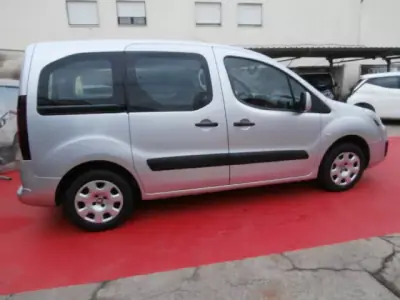 Peugeot Partner 2016 - 12900 EUR, 211456 km - AUTO.MOTO.pt - 211456km - foto 9 de 31