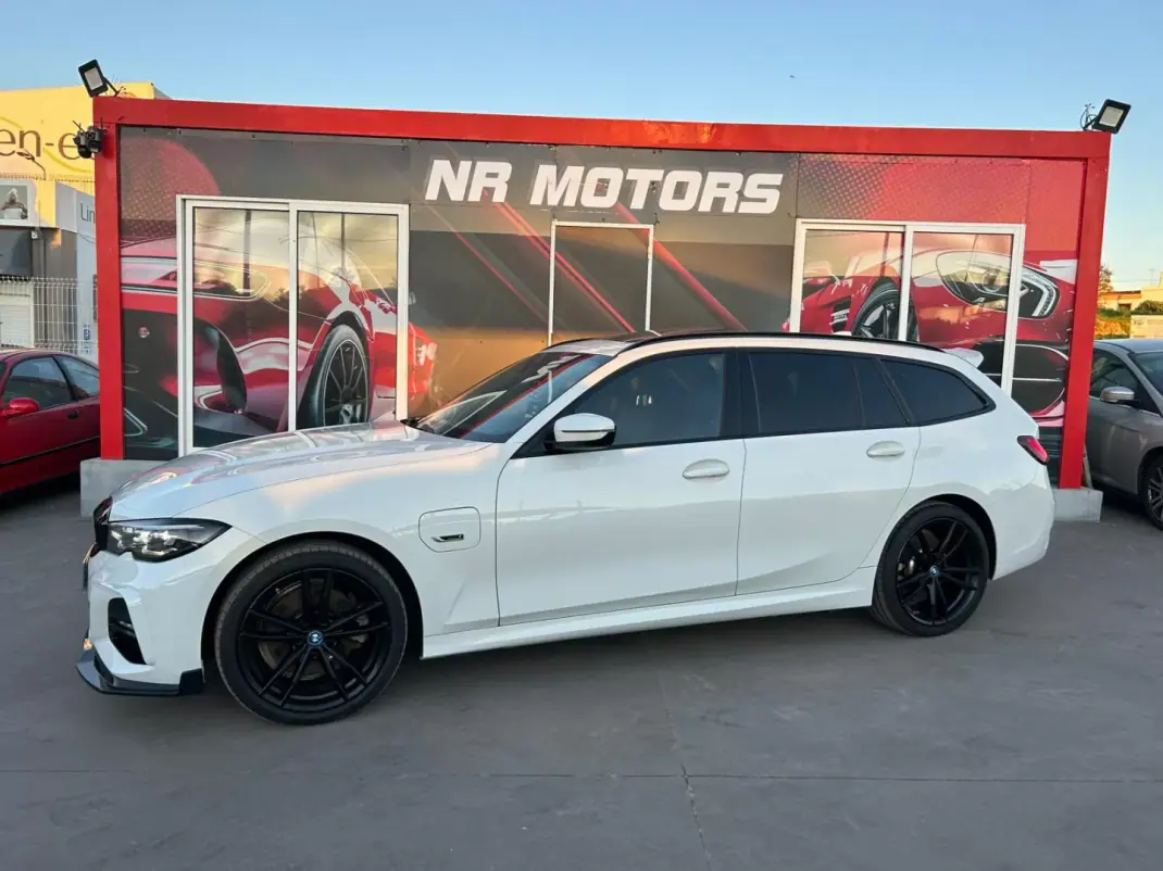 BMW 320 2021 - 30990 EUR, 136000 km - AUTO.MOTO.pt - 136000km - foto 1 de 18