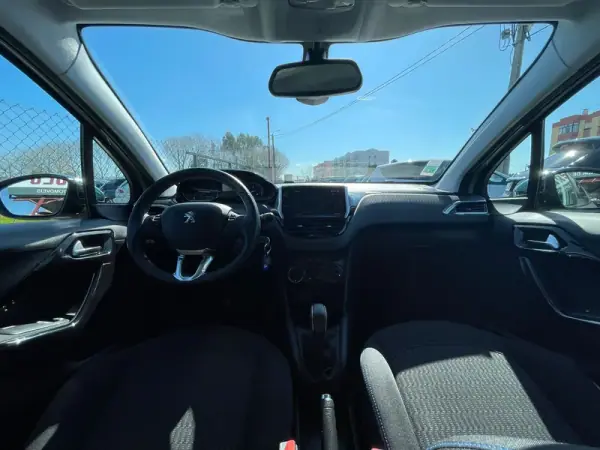 Peugeot 208 2018 - 10250 EUR, 88200 km - AUTO.MOTO.pt - 88200km - foto 7 de 17