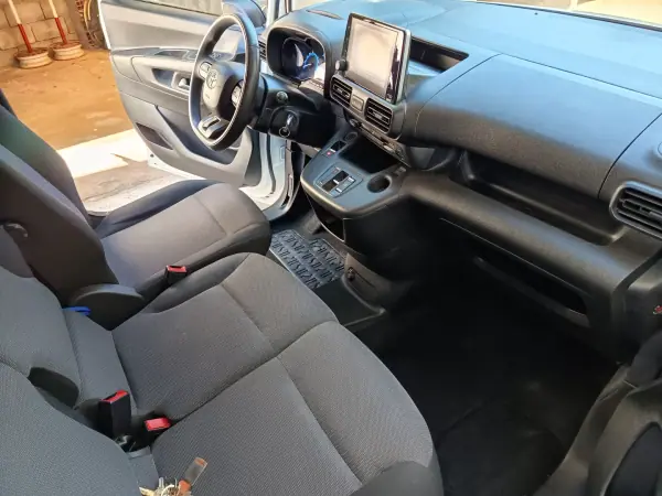 Toyota Proace Verso Electric 2022 - 17990 EUR, 78900 km - AUTO.MOTO.pt - 78900km - foto 21 de 22