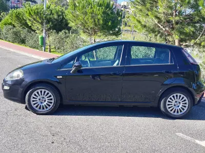 Fiat Punto Evo 2011 - 6480 EUR, 148000 km - AUTO.MOTO.pt - 148000km - foto 12 de 38