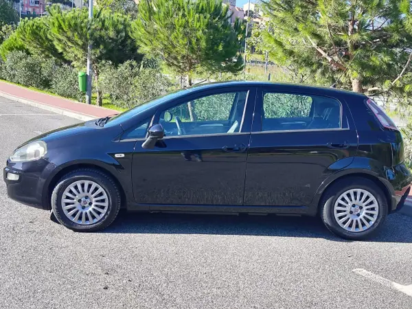 Fiat Punto Evo 2011 - 5780 EUR, 148000 km - AUTO.MOTO.pt - 148000km - foto 12 de 38