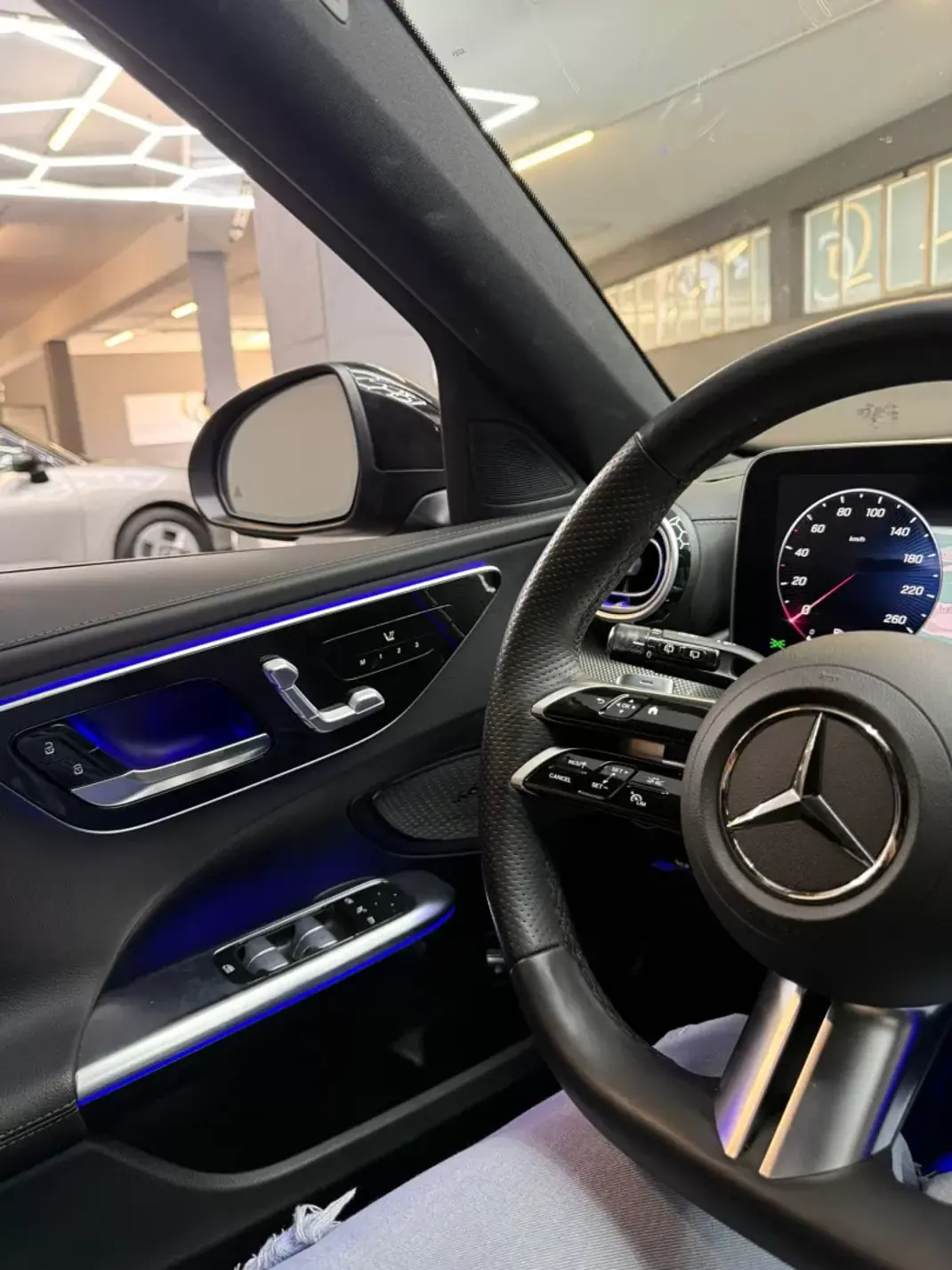 Mercedes-Benz C 300e 2023 - 44500 EUR, 35100 km - AUTO.MOTO.pt - 35100km - foto 7 de 18