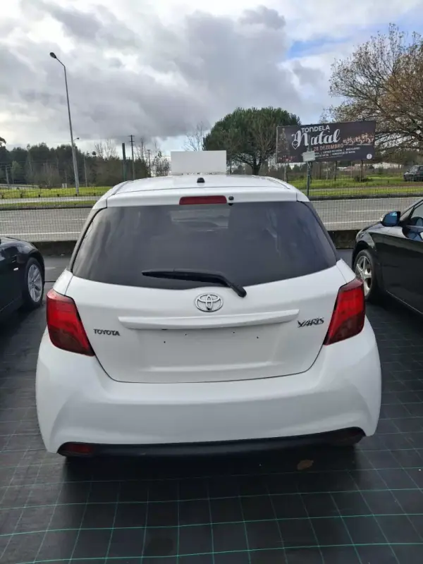 Toyota Yaris 2016 - 12950 EUR, 119678 km - AUTO.MOTO.pt - 119678km - foto 6 de 15