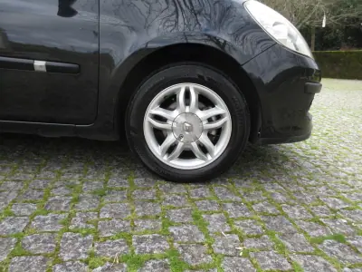 Renault Clio 2006 - 3990 EUR, 249000 km - AUTO.MOTO.pt - 249000km - foto 15 de 38