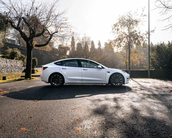 Tesla Model 3 2022 - 32990 EUR, 121900 km - AUTO.MOTO.pt - 121900km - foto 4 de 36