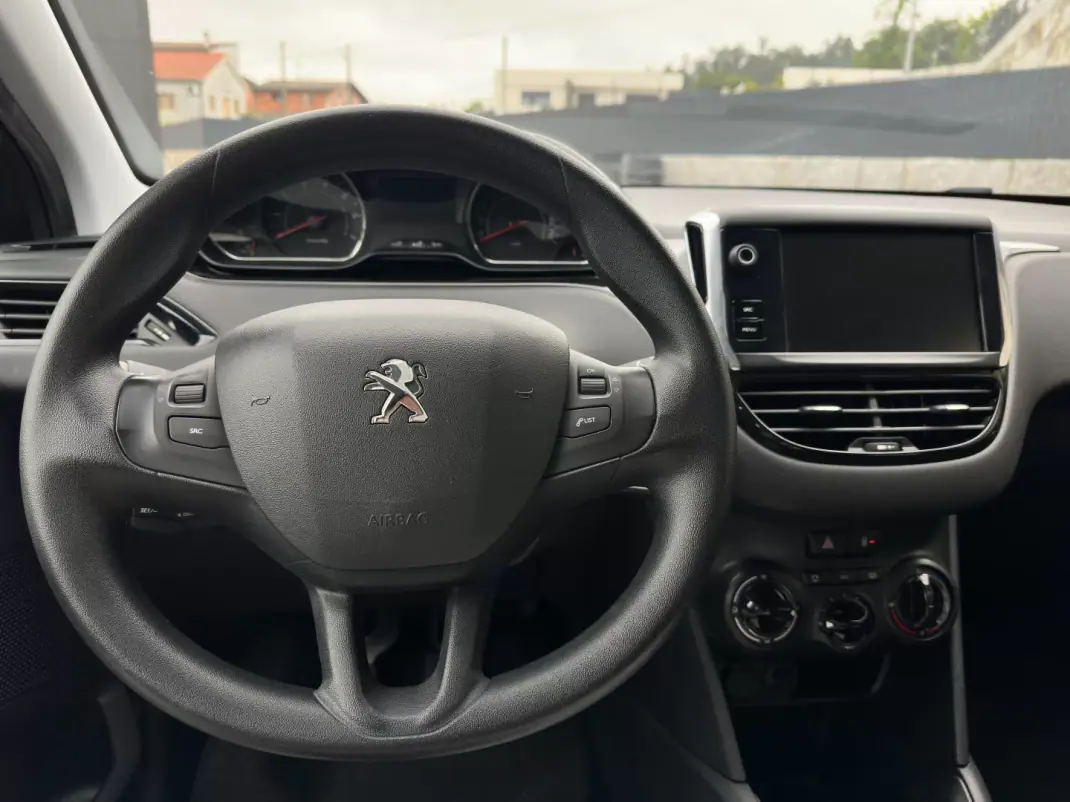 Peugeot 208 2015 - 7990 EUR, 73000 km - AUTO.MOTO.pt - 73000km - foto 20 de 51