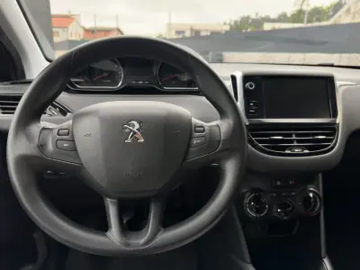 Peugeot 208 2015 - 7990 EUR, 73000 km - AUTO.MOTO.pt - 73000km - foto 20 de 51