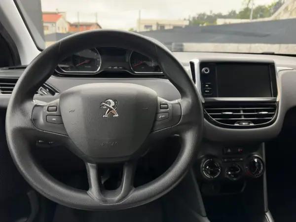 Peugeot 208 2015 - 7990 EUR, 73000 km - AUTO.MOTO.pt - 73000km - foto 20 de 51