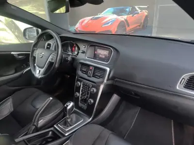 Volvo V40 2018 - 17500 EUR, 185000 km - AUTO.MOTO.pt - 185000km - foto 26 de 28