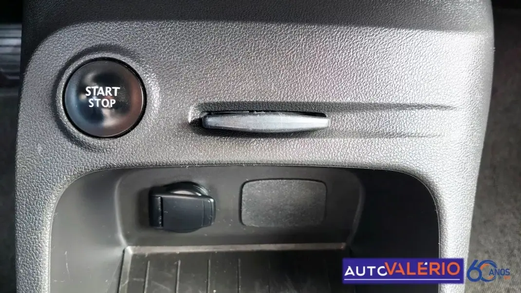 Renault Captur 2019 - 13950 EUR, 61525 km - AUTO.MOTO.pt - 61525km - foto 20 de 30