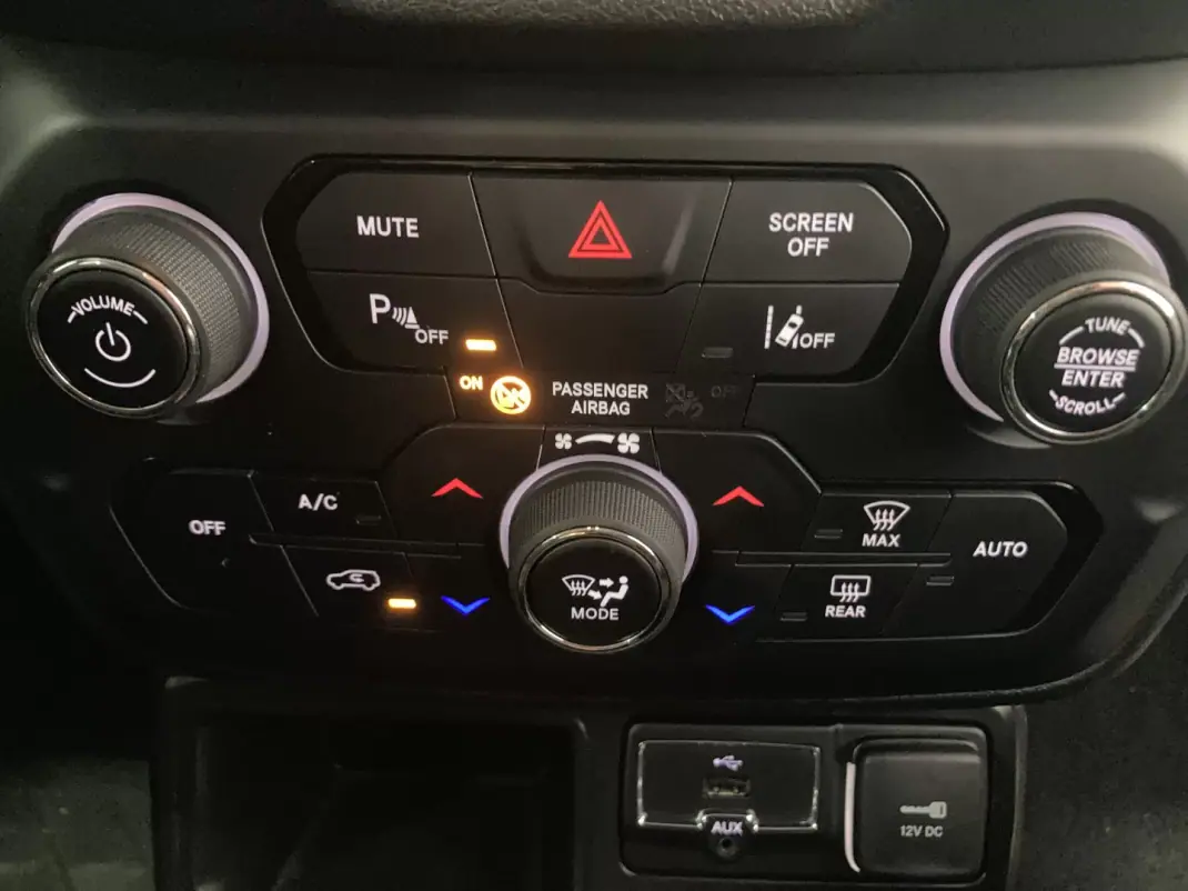 Jeep Renegade 2019 - 12900 EUR, 102216 km - AUTO.MOTO.pt - 102216km - foto 13 de 42