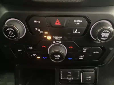 Jeep Renegade 2019 - 12900 EUR, 102216 km - AUTO.MOTO.pt - 102216km - foto 13 de 42