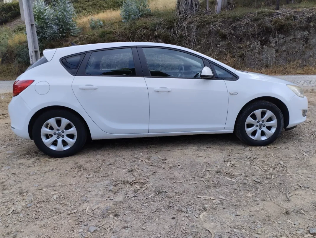 Opel Astra 2015 - 8950 EUR, 190000 km - AUTO.MOTO.pt - 190000km - foto 8 de 31