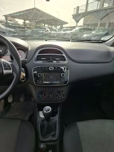 Fiat Punto 2017 - 8750 EUR, 114752 km - AUTO.MOTO.pt - 114752km - foto 16 de 26