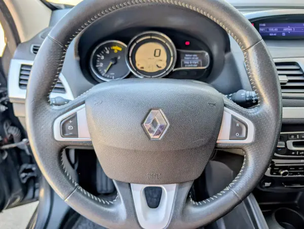 Renault Mégane 2012 - 5500 EUR, 275944 km - AUTO.MOTO.pt - 275944km - foto 16 de 20