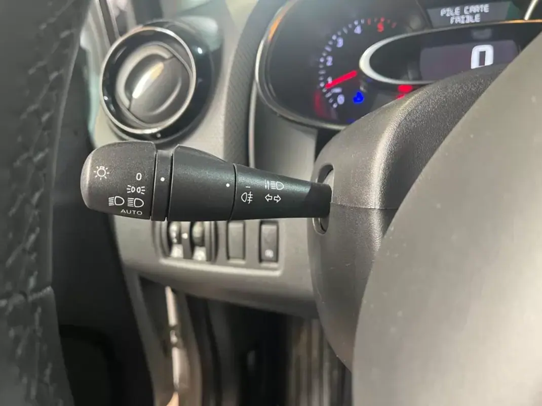 Renault Clio 2019 - 11750 EUR, 106000 km - AUTO.MOTO.pt - 106000km - foto 42 de 45