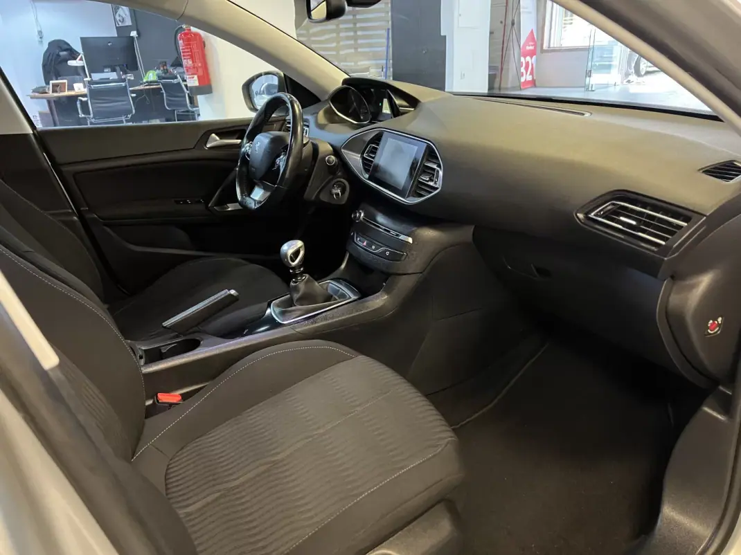 Peugeot 308 SW 2014 - 6990 EUR, 298000 km - AUTO.MOTO.pt - 298000km - foto 12 de 37