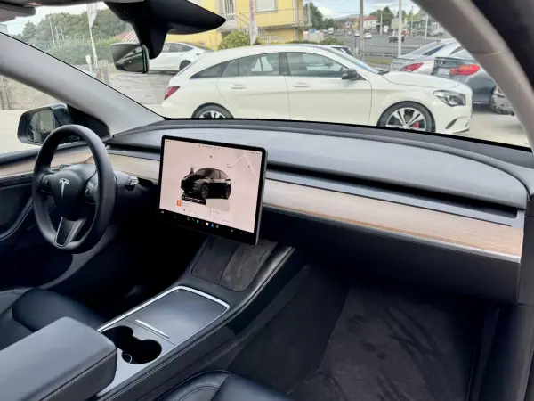 Tesla Model Y 2024 - 37999 EUR, 35000 km - AUTO.MOTO.pt - 35000km - foto 5 de 22
