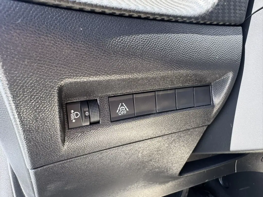 Peugeot 208 2023 - 14990 EUR, 140000 km - 140000km - foto 16 de 39