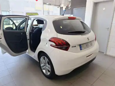 Peugeot 208 2017 - 7900 EUR, 157000 km - AUTO.MOTO.pt - 157000km - foto 9 de 15
