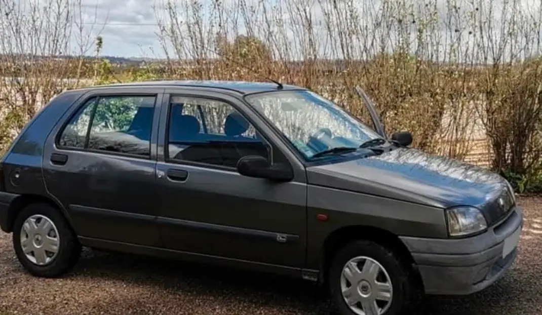 Renault Clio 1997 - 777 EUR, 250500 km - AUTO.MOTO.pt - 250500km - foto 1 de 3